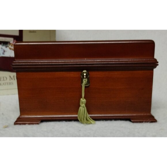 Gold Label Collection Illuminated Music Box With Animated Skaters & 30 Songs - Picture 6 of 13